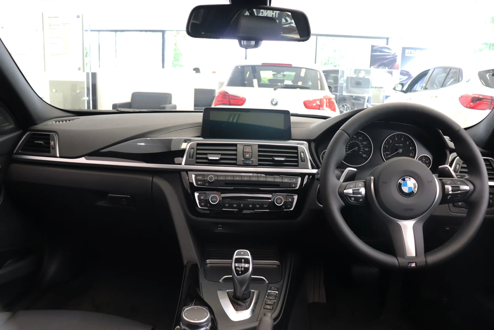 Передняя панель и салон BMW F30