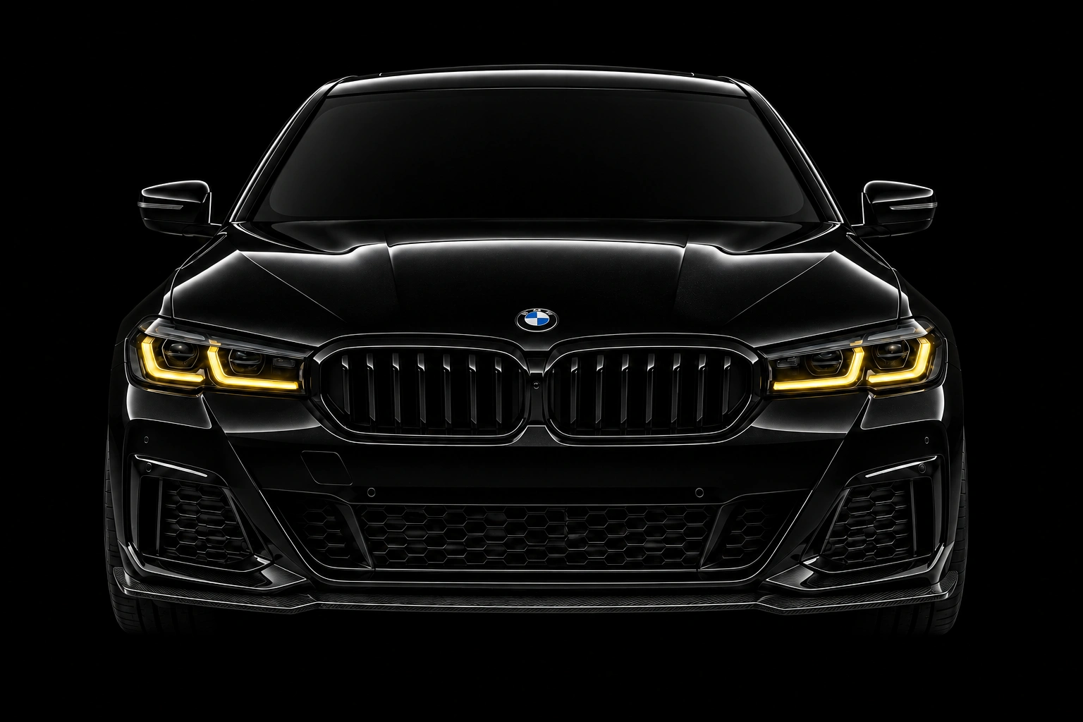 Чёрный BMW G30 с жёлтыми фарами в тёмной студии